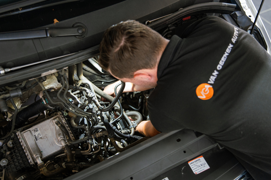 Aan het werk bij Van Geenen Auto's